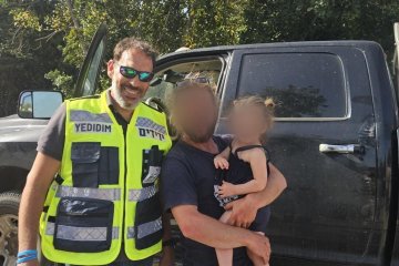 כפר חרוב: פעוטה ננעלה ברכב וחולצה בשלום על ידי מתנדבי ידידים • “חזרתי מאשפוז עם הבן שלי וזכיתי לסייע”