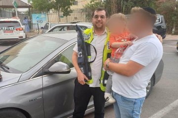 קרית יערים: פעוט ננעל בשגגה ברכב, מתנדב ידידים חילץ אותו בשלום • בידידים קוראים להורים לאמץ “כלל מפתח”