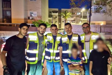 נתיבות: ילד נתקע על עץ גבוה, מתנדבי ידידים חילצו אותו בשלום • ״האמא הופתעה שידידים מסייעים גם במקרים כאלה״ • צפו 🎥