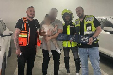 חולון: פעוט ננעל ברכב וחולץ בשלום על ידי מתנדבי ידידים