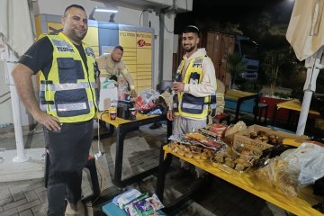 במהלך הלילה, מתנדבי ידידים מסניף מודיעין יצאו לאזורי הבעירה בשפלת יהודה כדי להביע תמיכה בלוחמי האש שפועלים לכיבוי גל השריפות באזור. המתנדבים הגיעו לשטח והעניקו לצוותי הכיבוי הפועלים בשטח קפה חם וכיבוד קל.
