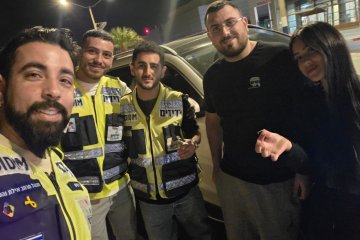 אילת: טבעת זהב נתקעה באצבעה של אישה, מתנדבי ידידים חילצו אותה בשלום • “החילוץ נעשה מחוץ לבית החולים כשהאישה סבלה מכאבים עזים” • צפו🎥