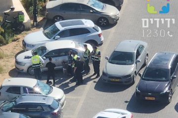 נתיבות: תינוק ננעל ברכב וחולץ בשלום ע”י מתנדבי ידידים • “היה מדהים לראות אתכם עובדים בעבודת צוות מושלמת על פתיחת הרכב” • צפו🎥
