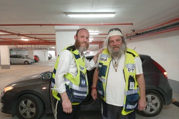 חריש: תינוק חולץ בשלום מרכב נעול על ידי מתנדבי ידידים