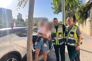 מודיעין: פעוטה ננעלה בשגגה ברכב, מתנדבי ידידים חילצו אותה בשלום • ״השמש הייתה ישירות על הרכב והילדה האדימה״
