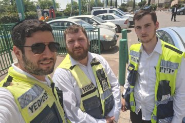 מודיעין עילית: תינוקת ננעלה בשגגה ברכב, מתנדבי ידידים חילצו אותה בשלום • ״היה חם מאוד וחששתי לשלום התינוקת״