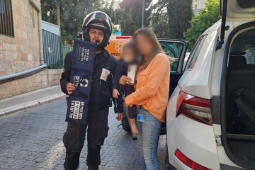 מאה שערים: תינוק כבן שנה ננעל במשך דקות ארוכות לבדו ברכב וחולץ בשלום על־ידי מתנדב ידידים