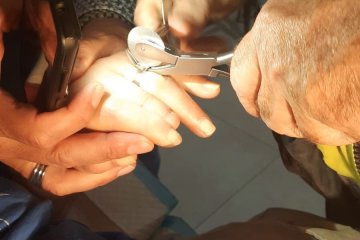 גבעת שמואל: טבעת נתקעה באצבעה של אישה, מתנדבי ידידים חילצו את הטבעת מן האצבע בשלום • “לאחר החילוץ ראינו את הרוגע חוזר לאישה” • צפו🎥