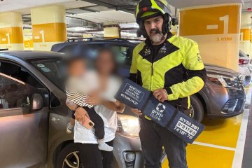 גבעתיים: תינוק ננעל ברכב בשגגה, מתנדב ידידים חילץ אותו בשלום • “האמא סיפרה שהיא הכירה את הארגון דרך הרשתות החברתיות”