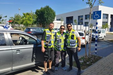 חריש: שני אחים, פעוטות ננעלו בשגגה ברכב, מתנדבי ידידים חילצו אותם בשלום • ״פתחנו את הרכב ללא קושי וחילצנו את הילדים״