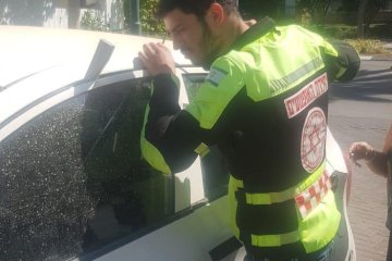 ראשון לציון: תינוק ננעל ברכב וחולץ בשלום ע”י מתנדב ידידים • “יצאתי מהמקום עם תחושה מעולה של הצלת חיים”