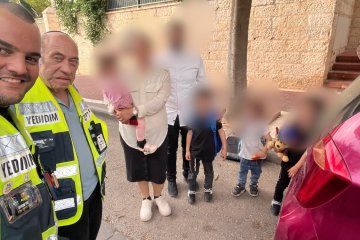 מודיעין: פעוטה ננעלה ברכב וחולצה בשלום ע”י מתנדבי ידידים • “תוך דקות בודדות מהשיחה למוקד, הפעוטה חולצה”