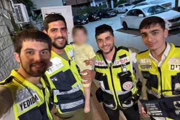 בני ברק: תינוקת ננעלה ברכב וחולצה בשלום ע”י מתנדבי ידידים • “יצאתי עם תחושת שליחות וסיפוק אדיר” • צפו🎥