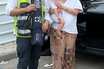 נתניה: תינוק ננעל בשגגה ברכב, וחולץ בשלום על ידי מתנדבי ידידים • ״האמא הייתה בהלם ממהירות ההגעה שלנו, ושמחה שבנה שוב בזרועותיה״