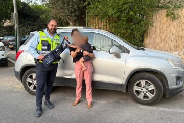 גבעת שמואל: תינוק ננעל ברכב וחולץ בשלום ע”י מתנדבי ידידים • “בדרכי לשיעור התקבלה הקריאה, ומיד יצאתי לסייע בהצלת חיים” • צפו ברגעי הדרמה 🎥