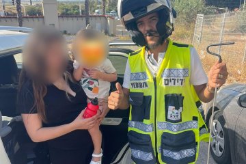 גדרה: פעוטה ננעלה בשגגה ברכב, מתנדב ידידים חילץ אותה בשלום • “החיוך על פניה של האם – שמחה שאין כמוה” • צפו 🎥