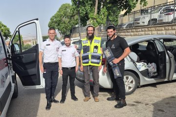 ראש פינה: פעוטה ננעלה בשגגה ברכב, מתנדבי ידידים חילצו אותה בשלום • ״היו לנו 30 שניות לפתוח את הדלת, פתחנו בעשר שניות״