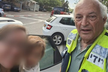 חיפה: תינוק ננעל ברכב וחולץ בשלום ע”י מתנדבי ידידים • “בעלה יצא למילואים והיא נהגה ברכב שלו שהיא פחות מכירה”