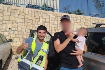 תקוע: תינוק ננעל בשגגה ברכב וחולץ בשלום על ידי מתנדבי ידידים • “כשהדלת נפתחה, כולם כל כך התרגשו ונשמו לרווחה”