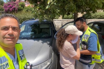 אריאל: תינוקת קטנה חולצה בשלום על ידי מתנדבי ידידים, לאחר שננעלה בשגגה ברכב • “פעם ראשונה שחילצתי, אשתי מאוד התרגשה בשבילי”