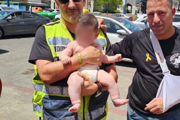 אשדוד: תינוק חולץ בשלום על ידי מתנדבי ידידים, לאחר שננעל בשגגה ברכב • “יצאתי באמצע פגישה חשובה, התינוק היה אדום ורטוב מאוד מזיעה”