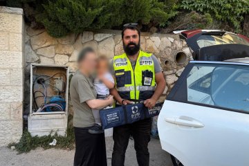 תלפיות: תינוקת ננעלה ברכב וחולצה בשלום על־ידי מתנדב ידידים