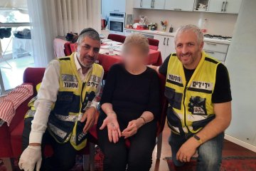 פתח תקווה: מתנדבי ידידים חילצו לאחר מאמץ שתי טבעות יהלומים שנתקעו באצבעה של אשה מבוגרת • “כששומעים את אנחת הרווחה של המחולצת, זה רגע מרגש”