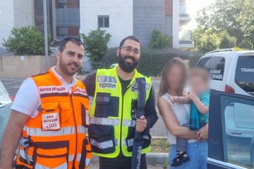 חדרה: פעוט ננעל בשגגה ברכב, וחולץ בשלום על ידי מתנדבי ידידים • ״האמא שמעה על מקרים דומים, וידעה ישר להזעיק אותנו״
