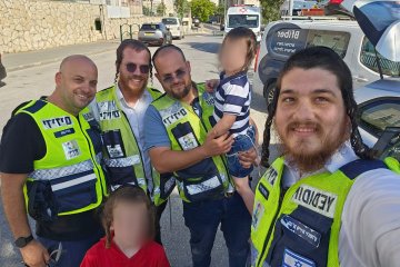 ביתר עילית: רגל של ילד נתקעה בפדל אופניים, מתנדבי ידידים חילצו אותו בשלום • ״זה היה רגע בו כולנו התאחדנו על מנת לסייע לילד הקטן״
