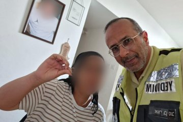 תל אביב: טבעת של אישה נתקעה באצבעה – מתנדב ידידים שחרר אותה בלי לפגוע באצבע • סימן משמיים • “הגברת בכתה וסיפרה כי מדובר על טבעת נישואין שקיבלה מבעלה שנהרג לפני כחודש, הצטמררתי”