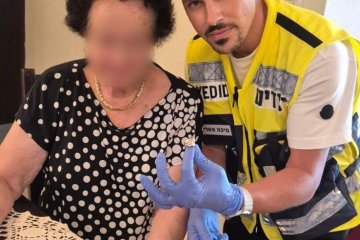 גדרה: טבעת של אישה נתקעה סביב אצבעה, מתנדב ידידים חילץ אותה בלי לפגוע באצבע • ״הבת בירכה אותנו שרק נמשיך להיות בצד הנותן״