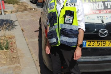חריש: פעוטה ננעלה בשגגה ברכב, מתנדב ידידים חילץ אותה בשלום • ״המראה של האם והבת מחובקות זו תמונה שאקח איתי לכל החיים״