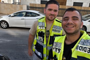 קרית גת: פעוט ננעל ברכב וחולץ בשלום על ידי מתנדבי ידידים • “הצלת חיים רגע לפני כניסת השבת”