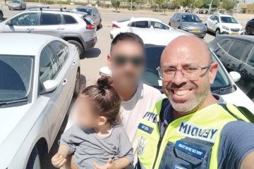 מיתר: תינוק ננעל בשגגה ברכב, מתנדבי ידידים חילצו אותו בשלום • ״תחושה עילאית לראות את הילד והוריו מחייכים לאחר החילוץ״