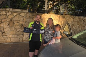 נס ציונה: פעוטה ננעלה בשגגה ברכב, מתנדבי ידידים חילצו אותה בשלום • ״האם הודתה מקרב לב על החילוץ המהיר״