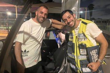 פתח תקווה: כלבה ננעלה ברכב לעיני בעליה, מתנדב ידידים חילץ אותה בשלום