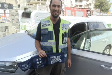 טבריה: פעוט ננעל בשגגה ברכב, מתנדבי ידידים חילצו אותו בשלום • “חילצנו את הילד מהרכב והעברנו אותו לכוחות הרפואה”