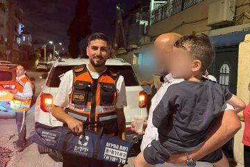 רמלה: ילד ננעל בשגגה ברכב, מתנדב ידידים חילץ אותו בשלום • בידידים קוראים להורים לאמץ “כלל מפתח”