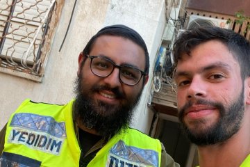 קרית גת: טבעת נתקעה על אצבע של נערה, מתנדבי ידידים חילצו את האצבע מהטבעת בשלום • ״קיבלתי את הקריאה בדרכי חזרה מהמילואים וישר נסעתי למקום״