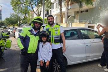 פתח תקווה: פעוטה ננעלה ברכב וחולצה בשלום על ידי מתנדב ידידים