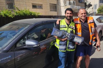 פסגת זאב: תינוק כבן שנה ננעל לבדו ברכב וחולץ בשלום על־ידי מתנדבי ידידים