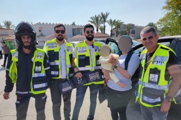 נתיבות: תינוקת ננעלה בשגגה ברכב, מתנדבי ידידים חילצו אותה בשלום • ״לא חשבתי פעמיים, סגרתי את העסק ויצאתי לחלץ״ • צפו 🎥
