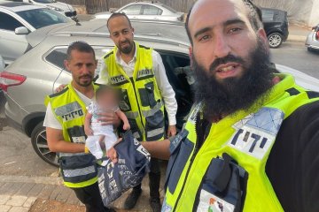 נתניה: תינוק ננעל ברכב בשגגה, מתנדבי ידידים חילצו אותו בשלום • בידידים קוראים להורים לאמץ “כלל מפתח”