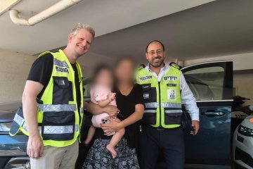 פתח תקווה: תינוקת ננעלה בשגגה ברכב, מתנדבי ידידים חילצו אותה בשלום • ״הרכב נפתח בתוך מספר שניות״