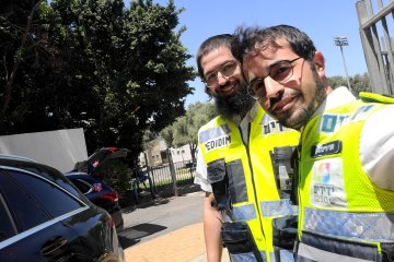 כפר המכבי: פעוטה ננעלה ברכב וחולצה בשלום על ידי מתנדבי ידידים • “הפעוטה התחילה להזיע מהחום – פעלתי במהירות וחילצתי אותה בשלום”