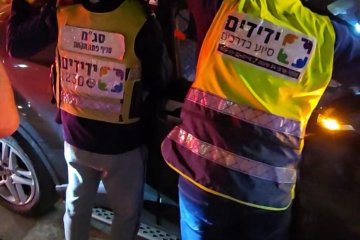 שבות רחל: תינוק ננעל בשגגה ברכב וחולץ בשלום על ידי מתנדבי ידידים • “מדהים לראות את נהר המתנדבים שהגיעו מכל האזור על מנת לסייע”