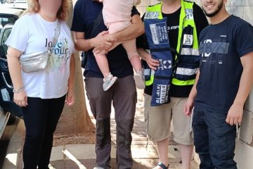 כפר סבא: פעוטה כבת שלוש ננעלה בשגגה ברכב וחולצה בשלום על ידי מתנדבי ידידים • “תודה לדודו ישראלי, מנהל המרחב, שמדריך אותנו ונותן לנו ציוד להציל חיים”