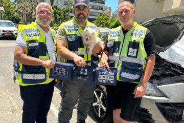 אשדוד: כלב ננעל ברכב בשגגה וחולץ בשלום ע”י מתנדבי ידידים • “סיימתי קריאה ומיד נסעתי לחלץ את הכלב”