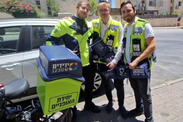 רמת שלמה, ירושלים: כלב ננעל ברכב בשגגה וחולץ בשלום ע”י מתנדבי ידידים • “היה לי עיכוב בבוקר, כנראה בשביל לצאת ולחלץ”