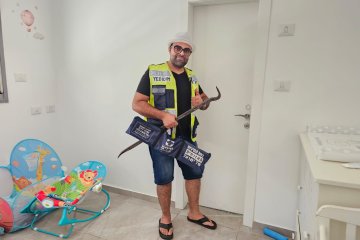 אירוע חריג בנתיבות: תינוק כבן שנה ננעל בחדר רחצה של משפחתון בעוד זכוכית המקלחון מנופצת • מתנדב ידידים פרץ את הדלת בזהירות וחילץ אותו בשלום כשהוא עם חתכים קלים שנחבשו במקום • “זה היה מסוכן, עם הפתיחה הרמתי והרגעתי אותו, עזבתי אחרי שהיה מקולח ומסודר”